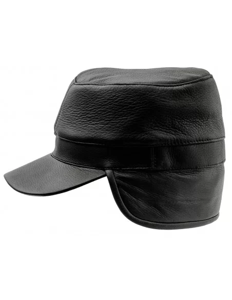 Czarna czapka z daszkiem skórzanym i nausznikiem