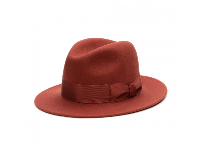 Kapelusz Fedora z szerokim rondem z elastycznego i miękkiego filcu wełnianego.