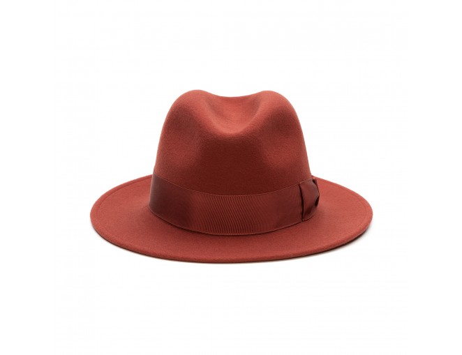 Kapelusz Fedora z szerokim rondem z elastycznego i miękkiego filcu wełnianego.