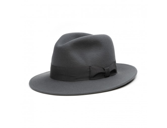 Kapelusz Fedora z szerokim rondem z elastycznego i miękkiego filcu wełnianego.