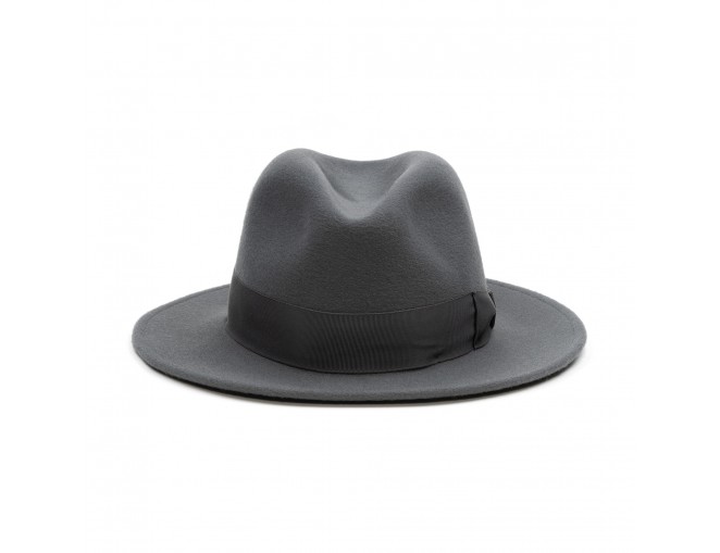 Kapelusz Fedora z szerokim rondem z elastycznego i miękkiego filcu wełnianego.