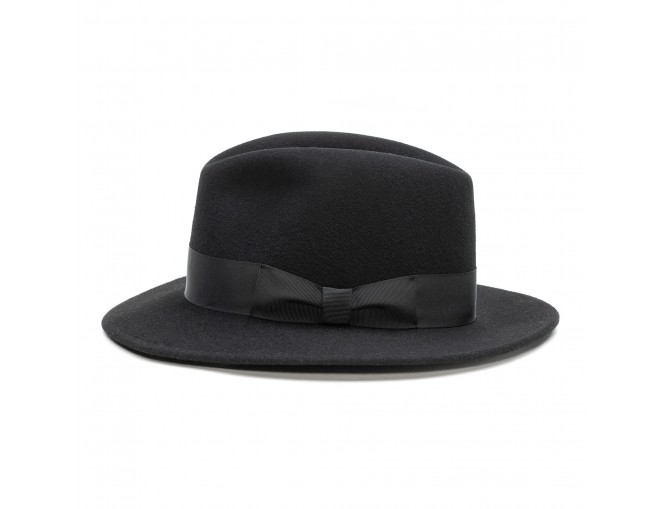 Kapelusz Fedora z szerokim rondem z elastycznego i miękkiego filcu wełnianego.