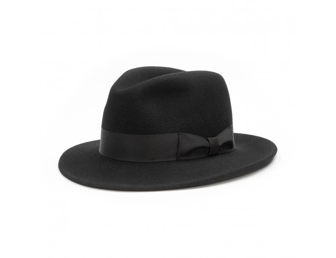 Kapelusz Fedora z szerokim rondem z elastycznego i miękkiego filcu wełnianego.