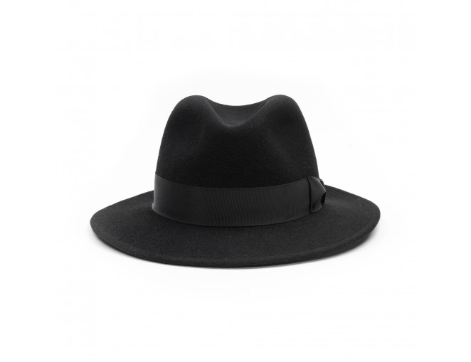 Kapelusz Fedora z szerokim rondem z elastycznego i miękkiego filcu wełnianego.