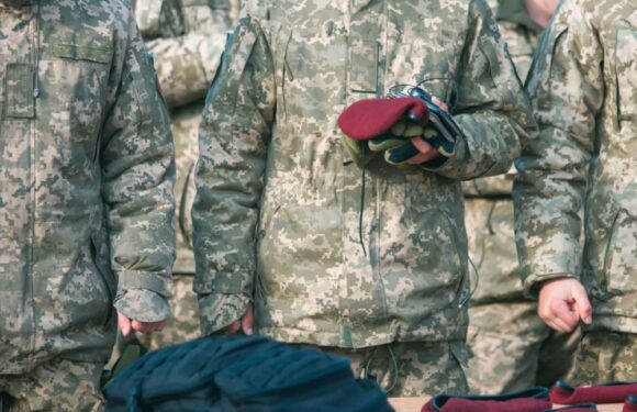 Nakrycia głowy w wojsku – co oznaczają kolory beretów?